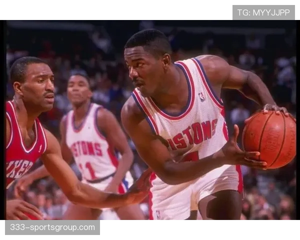 伯德无球跑动牵制力改变对手防守布局